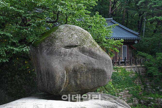 설악산의 명물인 흔들바위