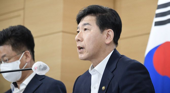 최상대 기획재정부 2차관이 13일 서울 종로구 정부서울청사에서 열린 ‘재정준칙 도입방안 및 예타제도 개편방안 브리핑’에서 주요내용을 발표하고 있다.(사진=기재부)