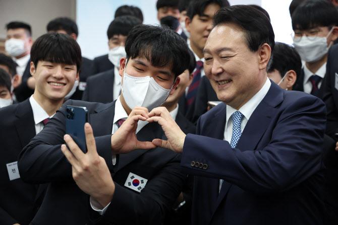 윤석열 대통령이 14일 인천시 부평구 글로벌숙련기술진흥원을 방문,  국제기능올림픽  국가대표들과 간담회를 마친 뒤 기념촬영을 하고 있다 (사진=연합뉴스)