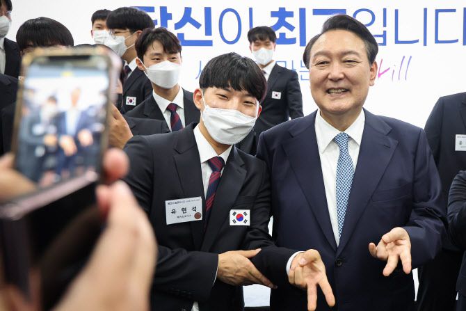 윤석열 대통령이 14일 인천시 부평구 글로벌숙련기술진흥원을 방문,  국제기능올림픽  국가대표들과 간담회를 마친 뒤 기념촬영을 하고 있다 (사진=연합뉴스)