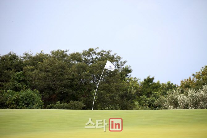 15일 제주 블랙스톤 골프앤리조트에 강풍이 불어 깃발이 휘어지고 있다. (사진=KPGA)
