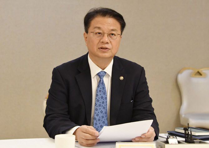 방기선 기획재정부 차관이 16일 서울 종로구 정부서울청사에서 열린 ‘제8차 비상경제차관회의’에서 모두발언을 하고 있다. (사진=기재부)