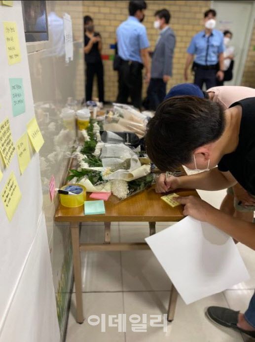 스토킹 범죄로 지난 14일 여성 역무원 살인사건이 일어난 신당역 여자화장실 앞 추모장소에 방문한 청년들이 추모 메시지를 작성하고 있다.(사진=이데일리DB)
