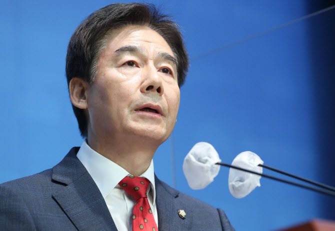 이용호 국민의힘 의원이 15일 국회 소통관에서 원내대표 출마기자회견을 하고 있다. (사진=국회사진기자단)