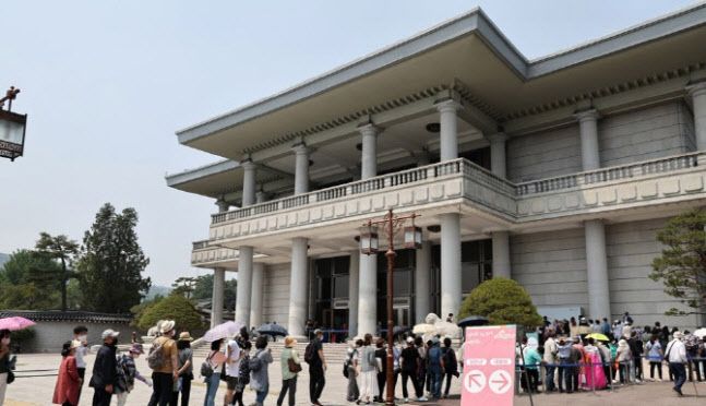 지난 5월 23일 청와대 영빈관을 찾은 시민들이 입장을 위해 줄 서 있다.(사진=연합뉴스)