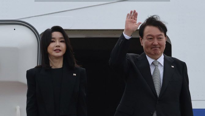 윤석열 대통령과 김건희 여사가 5박7일 일정으로 영국, 미국, 캐나다를 방문하기 위해 18일 오전 성남 서울공항에서 공군 1호기에 탑승, 인사를 하고 있다.(사진=연합뉴스)