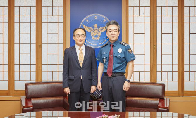 이원석(왼쪽) 검찰총장과 윤희근 경찰청장이 19일 오전 서울 서대문구 경찰청에서 스토킹 범죄 등과 관련해 논의했다.(사진=경찰청)