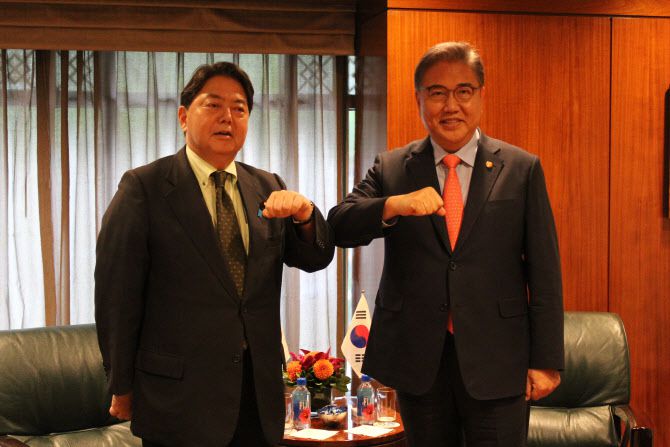 박진 한국 외교장관(사진 오른쪽)과 하야시 요시마사 일본 외무상은 19일 오후(현지시간) 미국 뉴욕시 맨해튼의 한 호텔에서 외교장관 회담을 시작하기 전 포즈를 취하고 있다. (사진=뉴욕특파원 공동취재단)