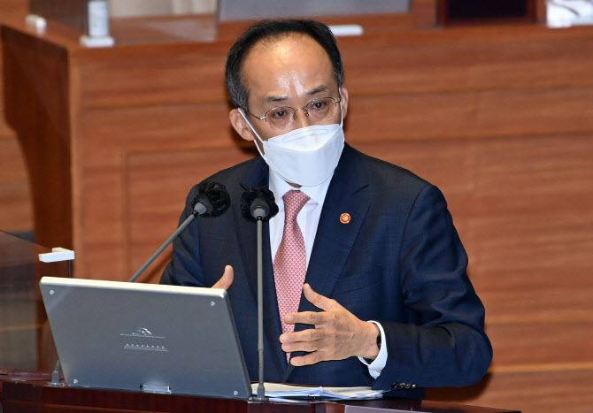 추경호 경제부총리가 21일 국회에서 열린 본회의 경제에 관한 대정부질문에서 더불어민주당 김수흥 의원의 질문에 답변하고 있다.(사진 = 연합뉴스)