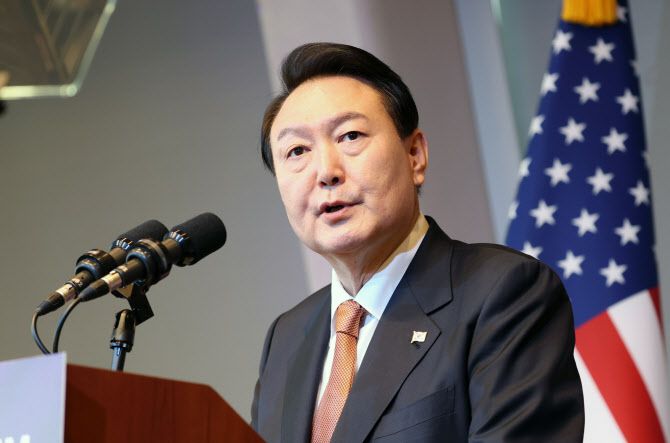 윤석열 대통령이 21일(현지시간) 미국 뉴욕 뉴욕대(NYU) 키멜 센터에서 열린 디지털 비전 포럼에서 연설하고 있다. (사진=연합뉴스)