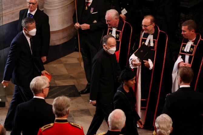 왕치산 중국 국가부주석이 마스크를 쓰고 19일(현지시간) 영국 런던 웨스트민스터 사원에서 열린 엘리자베스 2세 영국 여왕 국장에 참석하고 있다. (사진=AFP)