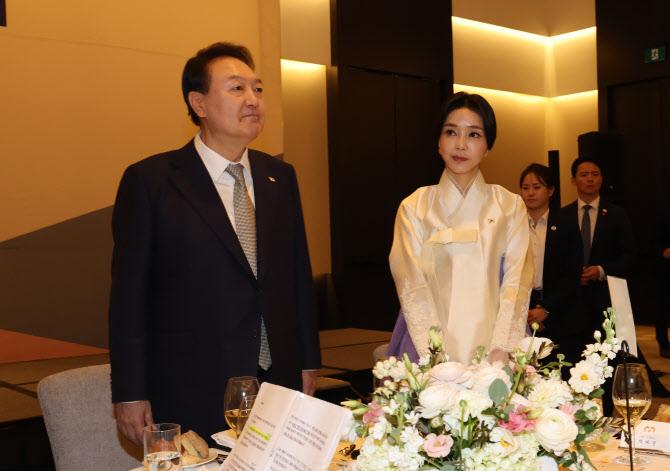 윤석열 대통령과 김건희 여사가 22일(현지시간) 캐나다 토론토 한 호텔에서 열린 동포 만찬간담회에 참석하고 있다. (사진=연합뉴스)