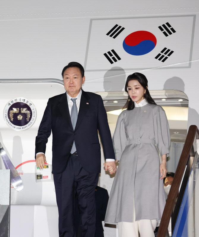 윤석열 대통령과 김건희 여사가 영국ㆍ미국ㆍ캐나다 순방을 마치고 24일 성남 서울공항에 도착, 공군 1호기에서 내리고 있다. (사진=연합뉴스)