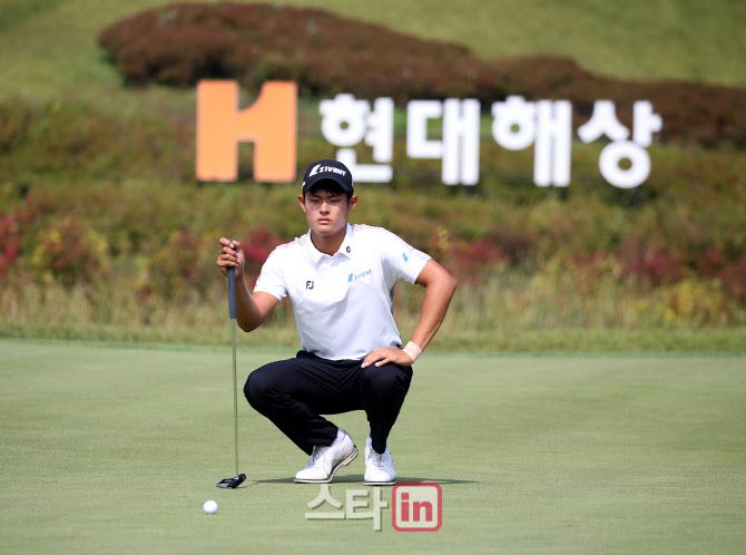 장희민이 1라운드 16번홀에서 그린의 경사를 살피고 있다. (사진=KPGA)