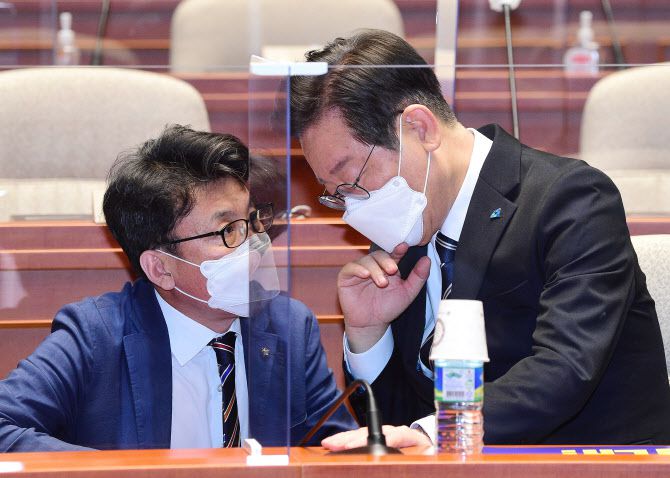 이재명 더불어민주당 대표(오른쪽)와 진성준 원내수석부대표가 22일 서울 여의도 국회에서 열린 의원총회에서 대화를 나누고 있다. (사진=공동취재)