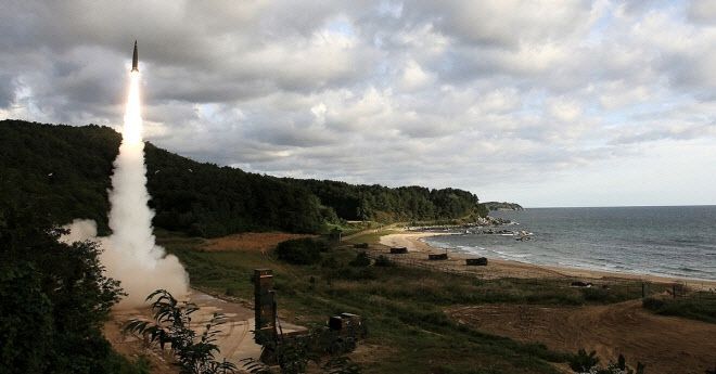 지난 2017년 북한이 평양 일대에서 미사일 도발을 감행하자 우리군이 즉각 동해상으로 현무-2 탄도미사일을 발사했다.(사진=육군 제공)