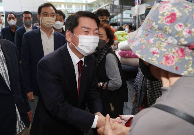 안철수 국민의힘 의원이 지난달 20일 오후 대구 중구 서문시장을 방문해 상인들과 인사하고 있다. (사진=연합뉴스)