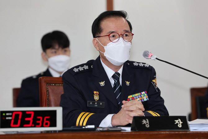 김광호 서울경찰청장이 12일 종로구 서울경찰청에서 열린 국회 행정안전위원회의 서울경찰청에 대한 국정감사에서 의원들의 질의에 답변하고 있다. (사진=연합뉴스)