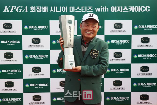 그랜드 시니어 대회에서 우승한 유건희. (사진=KPGA)
