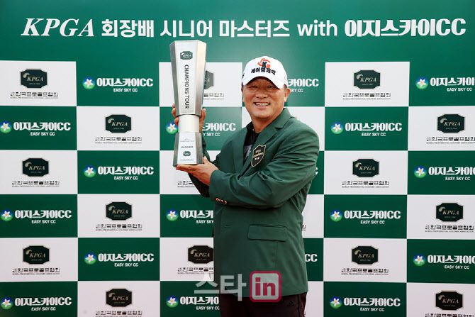 전태현이 우승트로피를 들고 환하게 웃고 있다. (사진=KPGA)