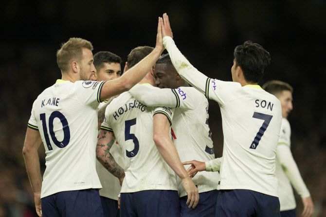 토트넘의 피에르-에밀 호이비에르가 득점을 성공한 뒤 토트넘 동료들과 함께 기뻐하고 있다. 사진=AP PHOTO
