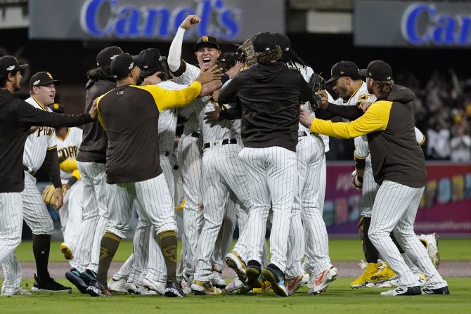 내셔널리그 디비전시리즈에서 LA다저스를 3승 1패로 꺾은 샌디에이고 파드리스 선수들이 서로 얼싸안으며 기뻐하고 있다. 사진=AP PHOTO