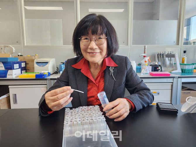 정희선 성균관대 석좌교수가 직접 개발한 리트머스형 진단키트에 대해 설명하고 있다.(사진=강민구 기자)