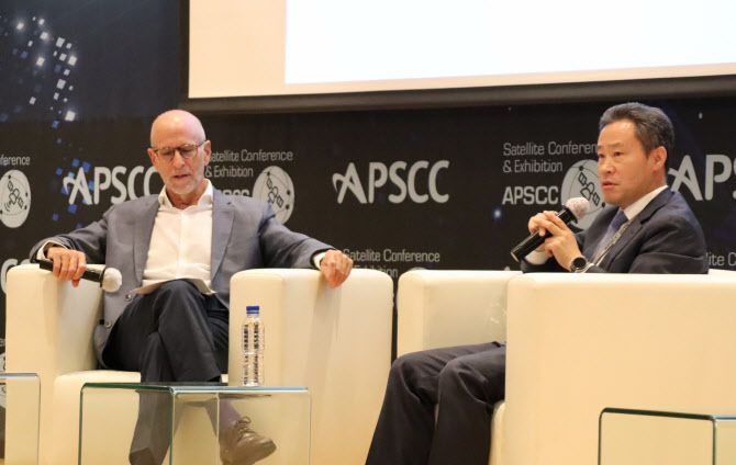 KT SAT(대표 송경민)이 전세계 약 150여 개국의 글로벌 위성사업자가 참가하는 아시아 최대규모의 위성 우주 국제회의 아태위성통신협의회(APSCC, Asia Pacific Satellite Communication Council) 2022 컨퍼런스에 참가해 다양한 활동을 펼쳤다고 20일 밝혔다. 송경민(오른쪽) KT SAT 대표가 그래그 데프너 APSCC 회장이 대담하고 있다.(사진=KT)