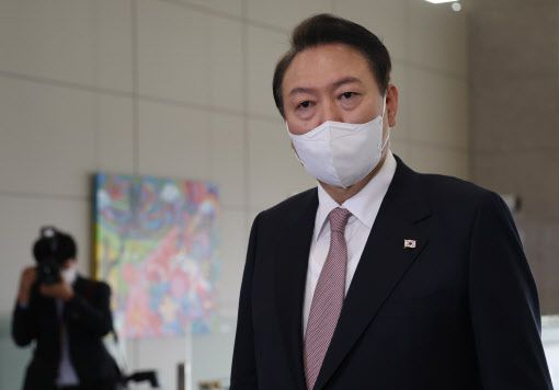 윤석열 대통령이 28일 오전 서울 용산 대통령실 청사로 출근, 야권발 ‘한동훈 술자리’ 의혹 등과 관련한 취재진의 질문에 답하고 있다.(사진=연합뉴스)