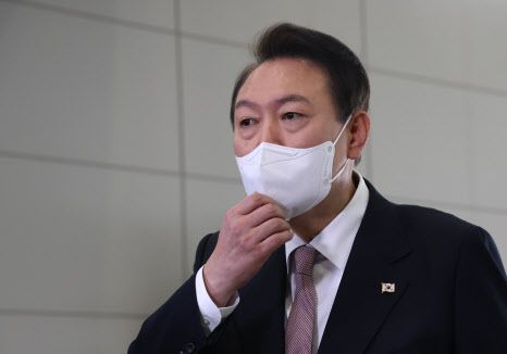 윤석열 대통령이 28일 오전 서울 용산 대통령실 청사로 출근, 취재진의 질문에 답하고 있다.(사진=연합뉴스)