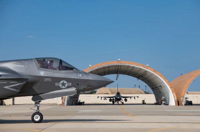 미국 해병대 제242 전투기 공격비행대대(VMFA-242)가 운용하는 최신 스텔스 전투기 F-35B 4대가 군산 기지에 착륙했다고 주한 미 7공군사령부가 1일 밝혔다. 이들 전력은 지난달 31일 시작해 오는 4일까지 이어지는 한미 연합공중훈련 ‘비질런트 스톰’(Vigilant Storm)에 참가하기 위해 한국으로 전개했다. 사진은 군산기지에 착륙한 미국 F-35B 전투기. (사진=연합뉴스)