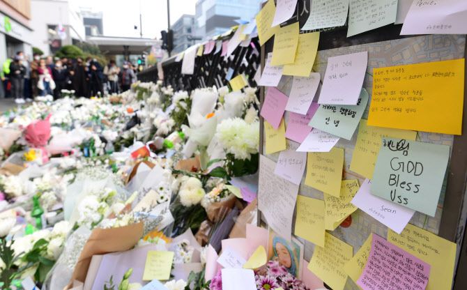 1일 서울 용산구 지하철 6호선 이태원역 1번 출구 앞에 마련된 ‘핼러윈 인파’압사 사고 희생자 추모 공간을 찾은 시민들이 추모하고 있다. 윤석열 대통령은 이달 5일 24시까지를 국가 애도기간으로 정했다. 이 기간 모든 공공기관과 재외광곤에서는 조기를 게양하며, 공무원 및 공공기관 직원은 애도를 표하는 리본을 착용하게 된다. (사진=이데일리 방인권 기자)