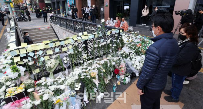 1일 오전 서울 용산구 지하철 6호선 이태원역 1번 출구 앞에 마련된 ‘핼러윈 인파’ 압사 사고 희생자 추모 공간을 찾은 시민들이 추모하고 있다. (사진=이데일리 방인권 기자)