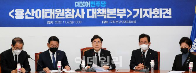 박찬대(가운데) 더불어민주당 용산이태원참사 대책본부장이 6일 서울 여의도 국회에서 열린 용산이태원참사 대책본부 기자회견에서 발언하고 있다.(사진=방인권 기자)