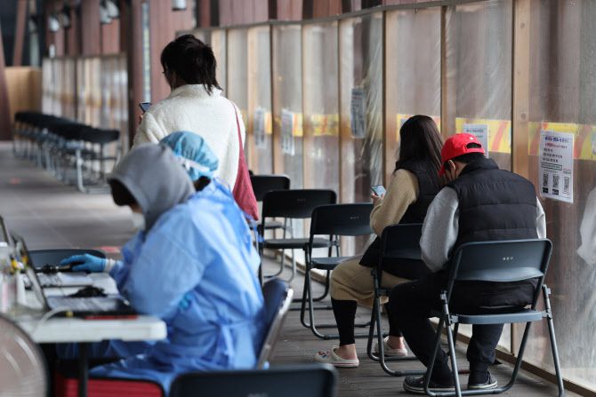 코로나19 재유행이 본격화하는 가운데 9일 오후 서울 송파구보건소 선별진료소에서 피검자들이 대기하고 있다. (사진=연합뉴스)