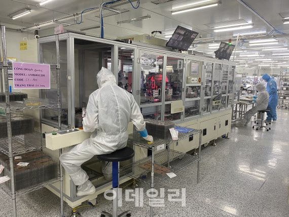 ▲파인텍 직원들이 디스플레이 본딩 장비를 이용해 디지타이즈를 생산 작업을 진행 중이다. (사진=최영지 기자)