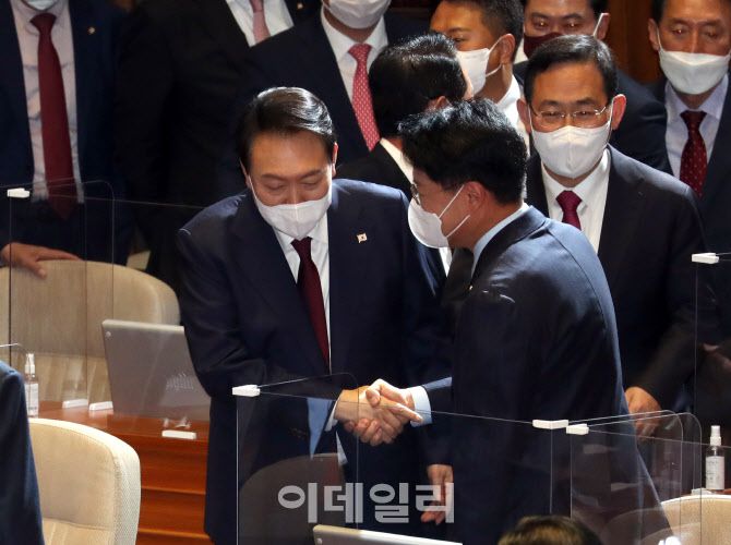 윤석열(왼쪽) 대통령이 지난달 25일 서울 여의도 국회 본회의장에서 2023년 예산안 시정연설을 마치고 장제원 국민의힘 의원과 인사하고 있다. (사진=이데일리 노진환 기자)