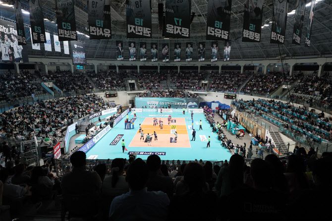 10일 오후 서울 장충체육관에서 열린 여자프로배구 GS칼텍스와 흥국생명의 경기가 관중으로 차 있다. 사진=연합뉴스