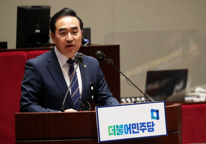 박홍근 더불어민주당 원내대표가 지난 10일 오후 서울 여의도 국회 본청 예결위회의장에서 열린 의원총회에서 발언을 하고 있다. (사진=뉴시스)