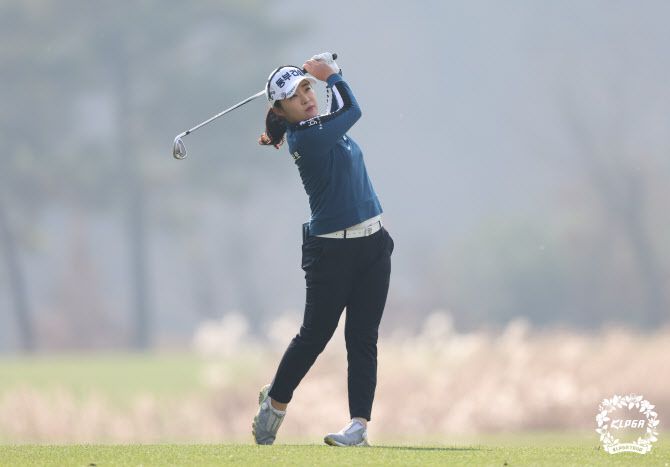 김수지가 3번홀에서 아이언 샷을 하고 있다.(사진=KLPGA 제공)