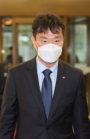 이복현 금융감독원장이 14일 서울 전국은행연합회에서 열린 은행지주 이사회 의장들과의 간담회에 참석하고 있다. 사진=연합뉴스.