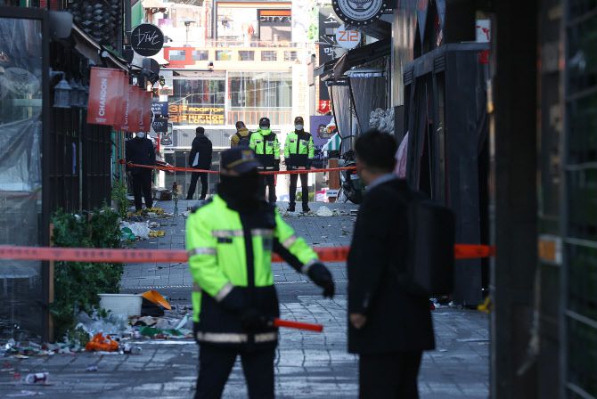 서울 용산구 이태원 참사 현장이 통제되고 있다.(사진=연합뉴스)