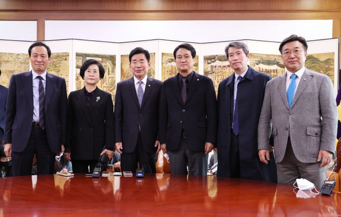 김진표 국회의장이 17일 오전 이태원 참사 국조 촉구를 위해 국회 의장실을 예방한 민주당 중진 의원들을 면담하기 전 기념촬영을 하고 있다. 왼쪽부터 더불어민주당 우상호·김상희 의원, 김 의장, 안민석·이인영·윤호중 의원.(사진=연합뉴스)