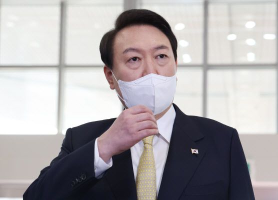 윤석열 대통령이 18일 오전 서울 용산 대통령실 청사로 출근, 기자들과 질의응답을 하고 있다. (사진=연합뉴스)