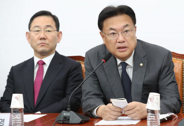 정진석 국민의힘 비상대책위원장(오른쪽)이 21일 서울 여의도 국회에서 열린 비상대책위원회의에서 모두발언을 하고 있다.(사진=이데일리 노진환 기자)