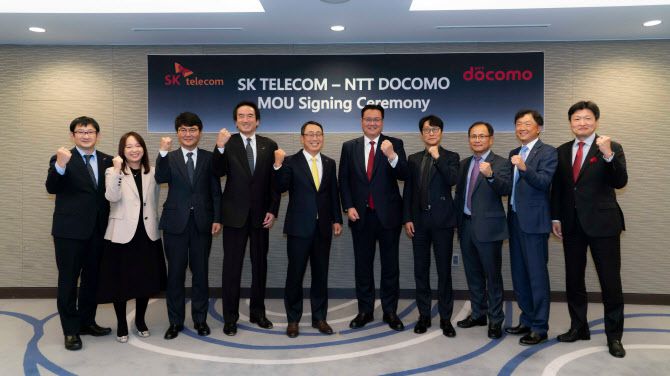유영상 SKT 사장(왼쪽에서 5번째)과 이이 모토유키 NTT도코모 사장(오른쪽에서 5번째)을 비롯한 양사 경영진이 11월 18일 서울 워커힐 호텔에서 협약식을 마치고 기념 촬영을 하고 있는 모습