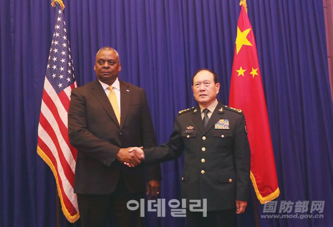 로이드 오스틴(왼쪽) 미국 국방장관과 웨이펑허 중국 국방부장. 사진=중국 국방부