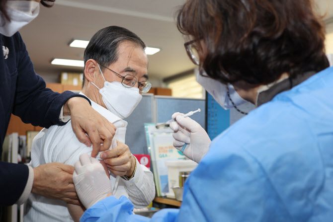 한덕수 국무총리가 24일 서울 종로구보건소를 방문해 신종 코로나바이러스 감염증(코로나19) 2가 백신 추가 접종을 하고 있다.(사진 = 연합뉴스)