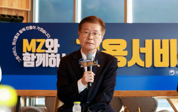 이정식 고용노동부 장관이 17일 오후 서울 마포구 채그로 카페에서 ‘MZ세대와 함께하는 고용서비스 현장 간담회’를 하고 있다.(사진=연합뉴스)