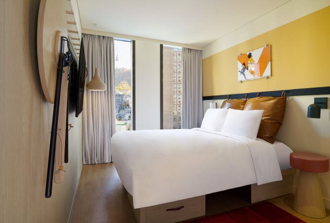 목시 서울 명동의 퀸 객실. 르메르디앙&목시 명동 제공.